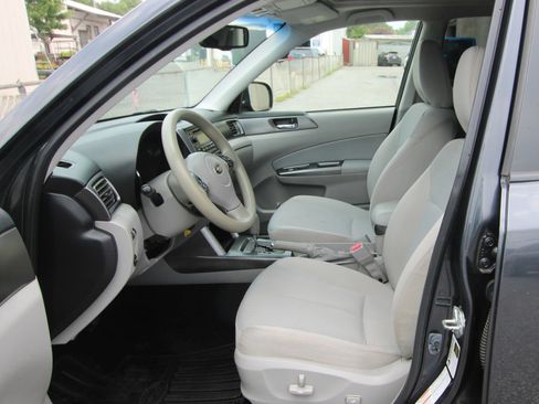 Used 2012 Subaru Forester 2.5X Premium w/ All-Weather Pkg AWD/4WD image 9