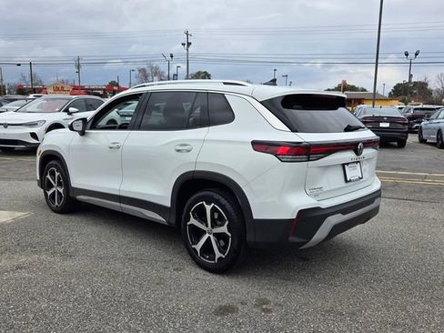 Used 2025 Volkswagen Tiguan SE image 9