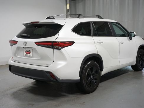 Used 2023 Toyota Highlander LE FWD image 8