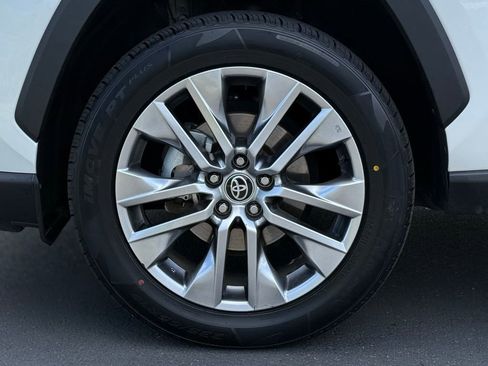 Certified 2022 Toyota RAV4 XLE Premium AWD/4WD image 9