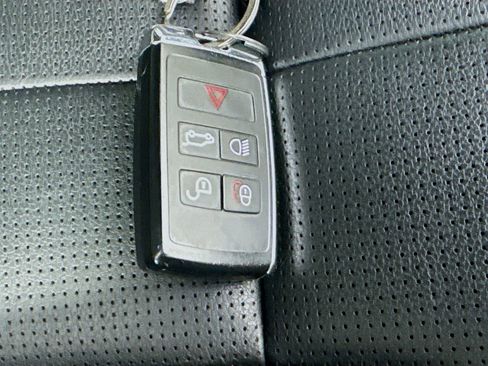 Used 2020 Land Rover Discovery SE image 38