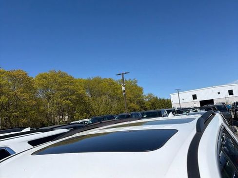 Used 2023 Chevrolet Traverse LT w/ LT Premium Package AWD/4WD image 2