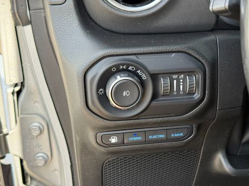 Used 2022 Jeep Wrangler Unlimited Sahara w/ Cold Weather Group AWD/4WD image 20