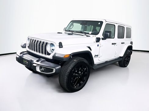 Used 2025 Jeep Wrangler Sahara image 3