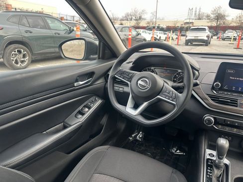 Used 2025 Nissan Altima 2.5 SV image 34