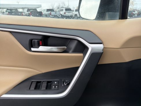 Used 2021 Toyota RAV4 XLE w/ Carpet Mat Package (TMS) image 14