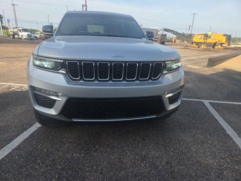Used 2025 Jeep Grand Cherokee Limited w/ Luxury Tech Group II AWD/4WD image 2