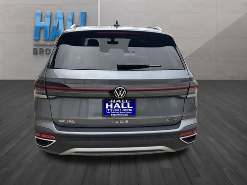 Certified 2025 Volkswagen Taos SE image 7