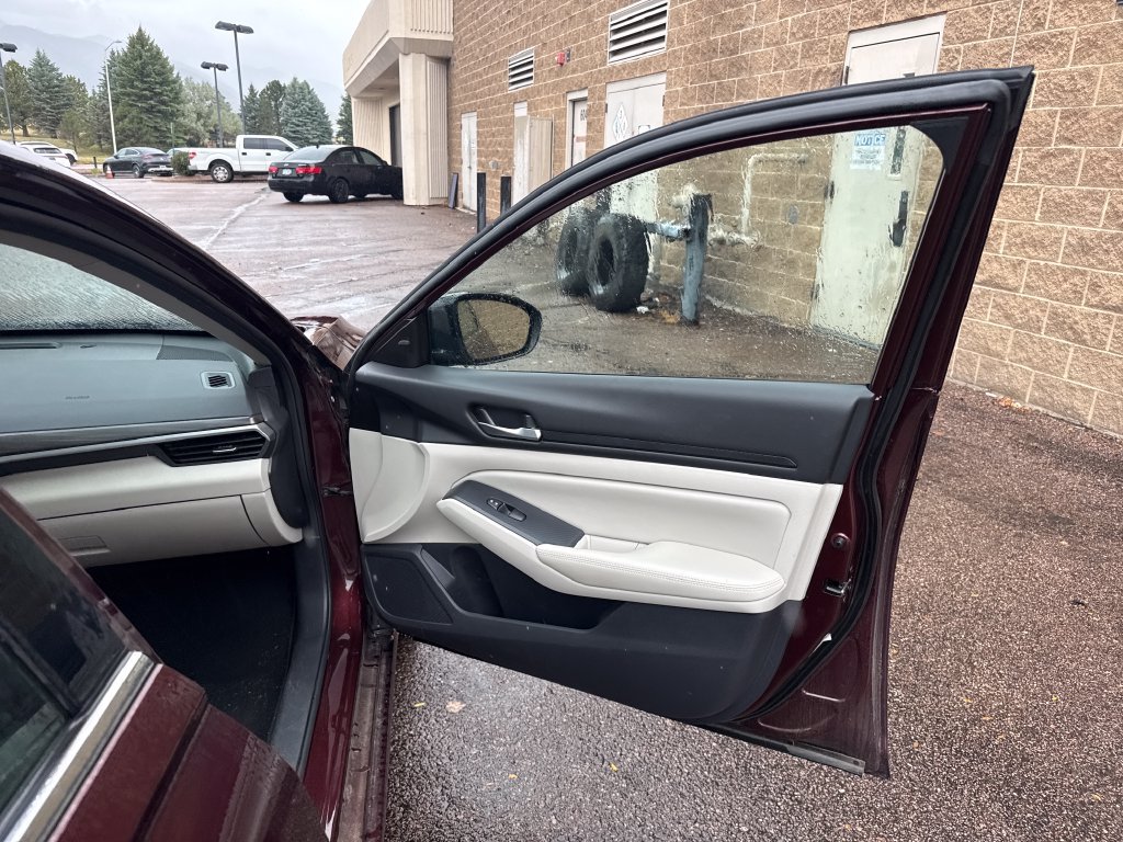 Used 2025 Nissan Altima 2.5 SV FWD image 26