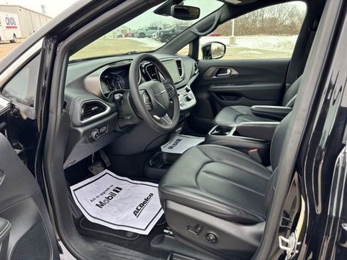 Used 2025 Chrysler Pacifica Select image 10