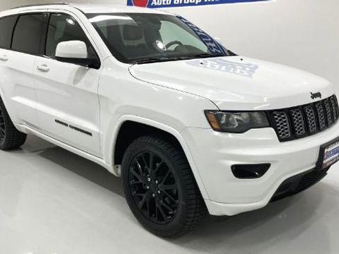 Used 2018 Jeep Grand Cherokee Altitude image 3