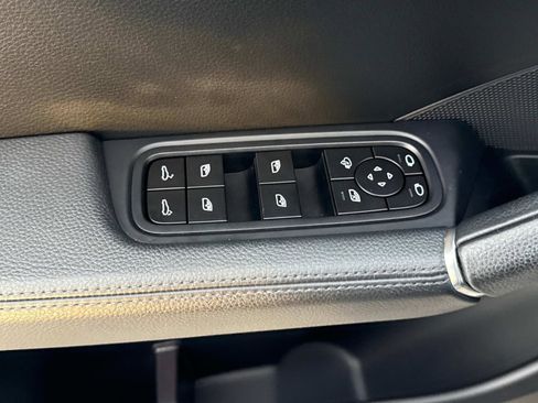 Used 2022 Porsche Cayenne Platinum Edition image 17