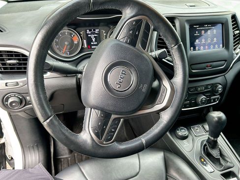Used 2019 Jeep Cherokee Latitude Plus AWD/4WD image 36