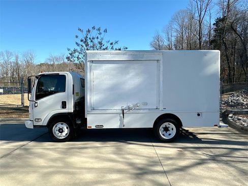 Used 2018 Isuzu NPR HD image 4
