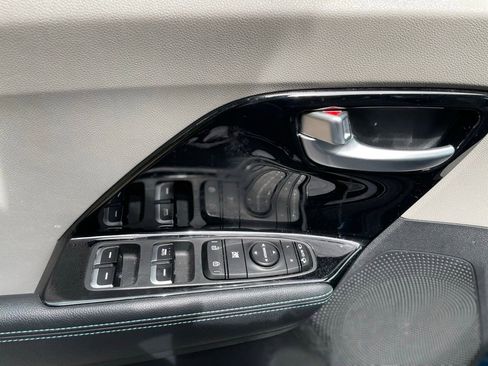 Used 2020 Kia Niro Touring image 10