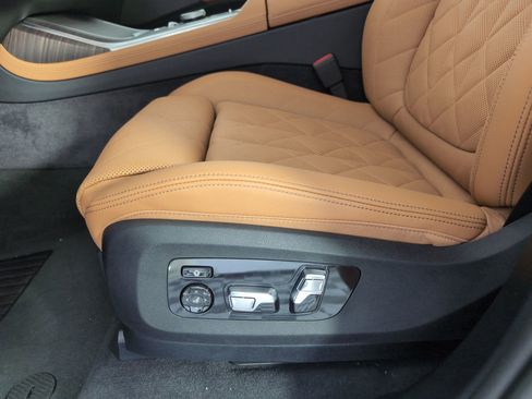 Used 2026 BMW X7 xDrive40i w/ Premium Package image 11