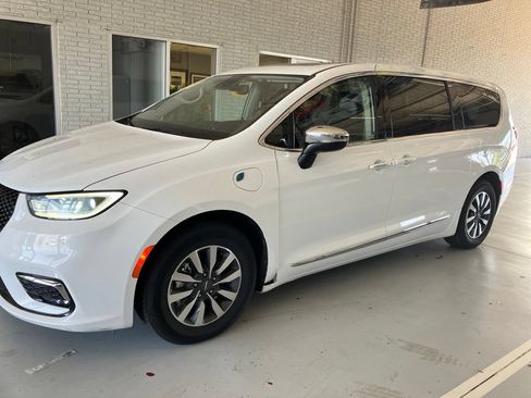 Used 2023 Chrysler Pacifica Limited FWD image 1