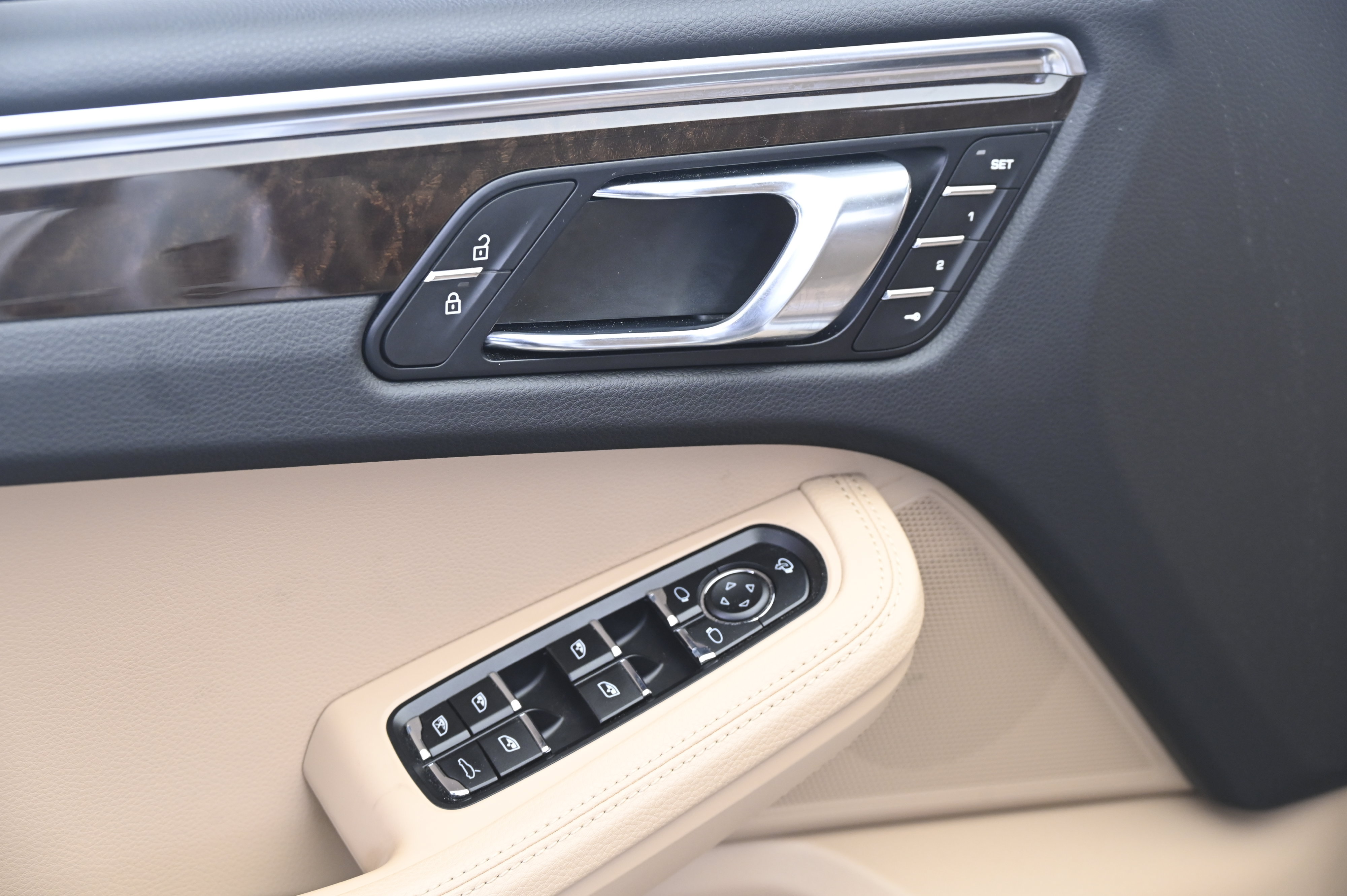 Certified 2024 Porsche Macan AWD/4WD image 26
