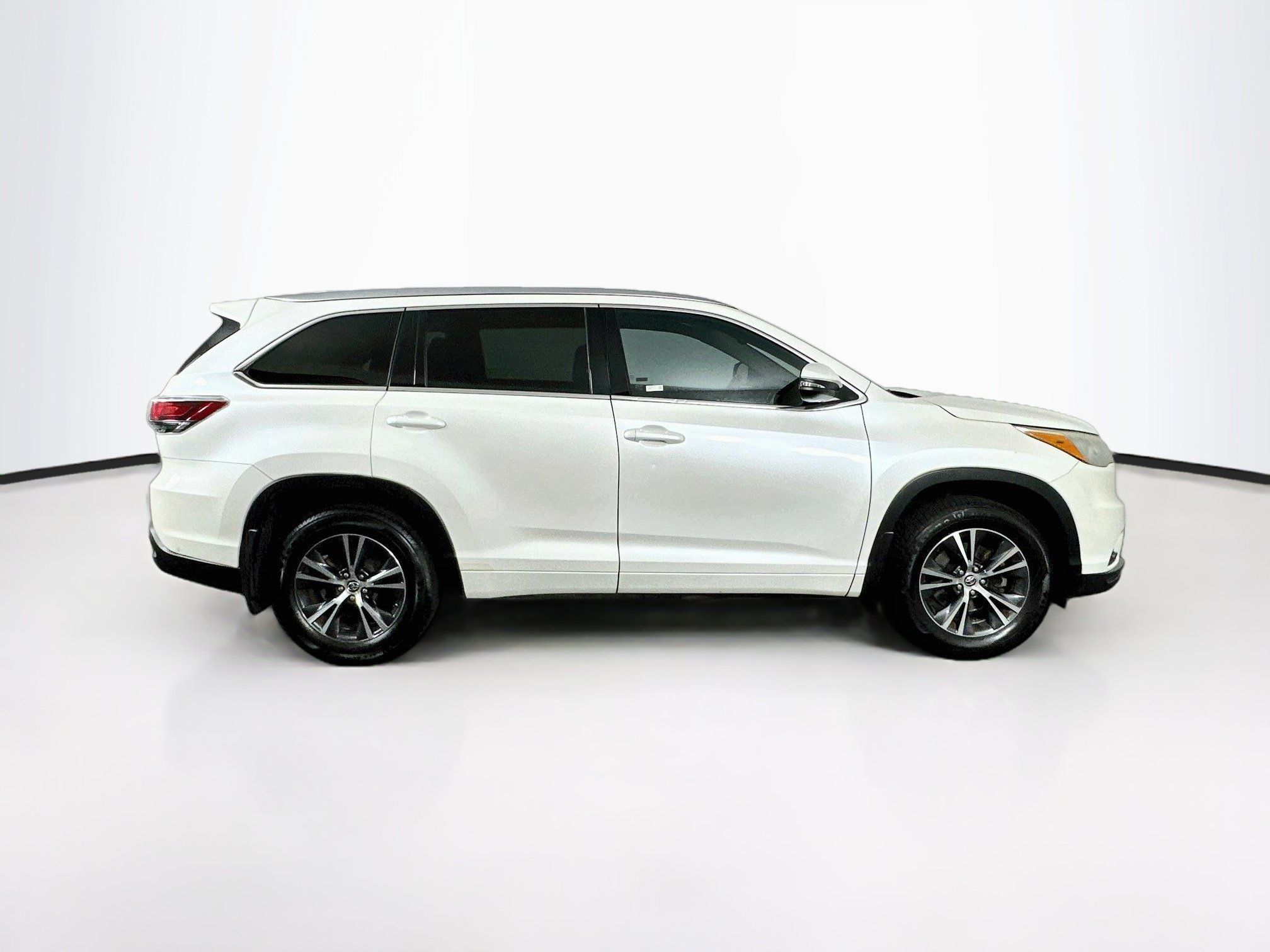 Used 2016 Toyota Highlander XLE AWD/4WD image 10