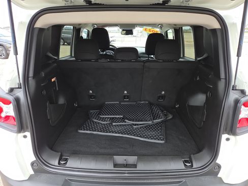 Used 2023 Jeep Renegade Latitude w/ Premium Group image 9