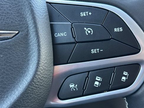 Used 2024 Chrysler Pacifica Limited FWD image 29