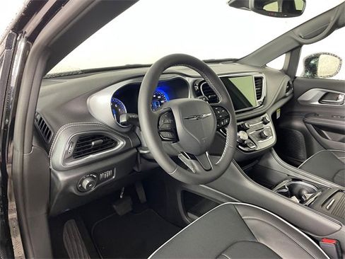 New 2026 Chrysler Pacifica Limited w/ S Appearance Package image 2