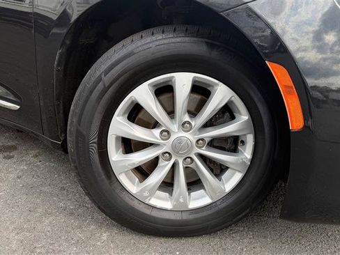 Used 2018 Chrysler Pacifica Touring-L FWD image 15