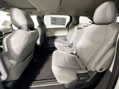 Used 2024 Toyota Sienna XLE FWD image 29