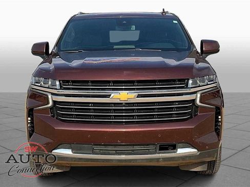 Used 2023 Chevrolet Suburban LT w/ LT Signature Package image 3