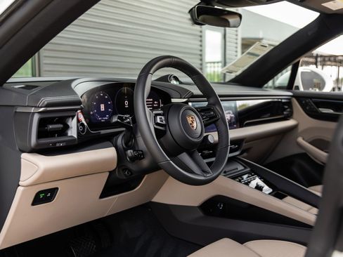 Certified 2025 Porsche Macan Electric image 4