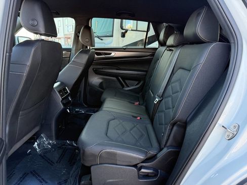 Used 2025 Volkswagen Atlas Cross Sport SE image 19