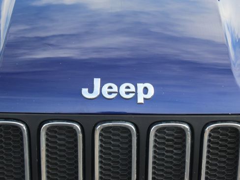 Used 2018 Jeep Renegade Latitude FWD image 9