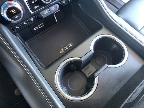 Used 2024 GMC Yukon XL SLT w/ SLT Luxury Package image 27