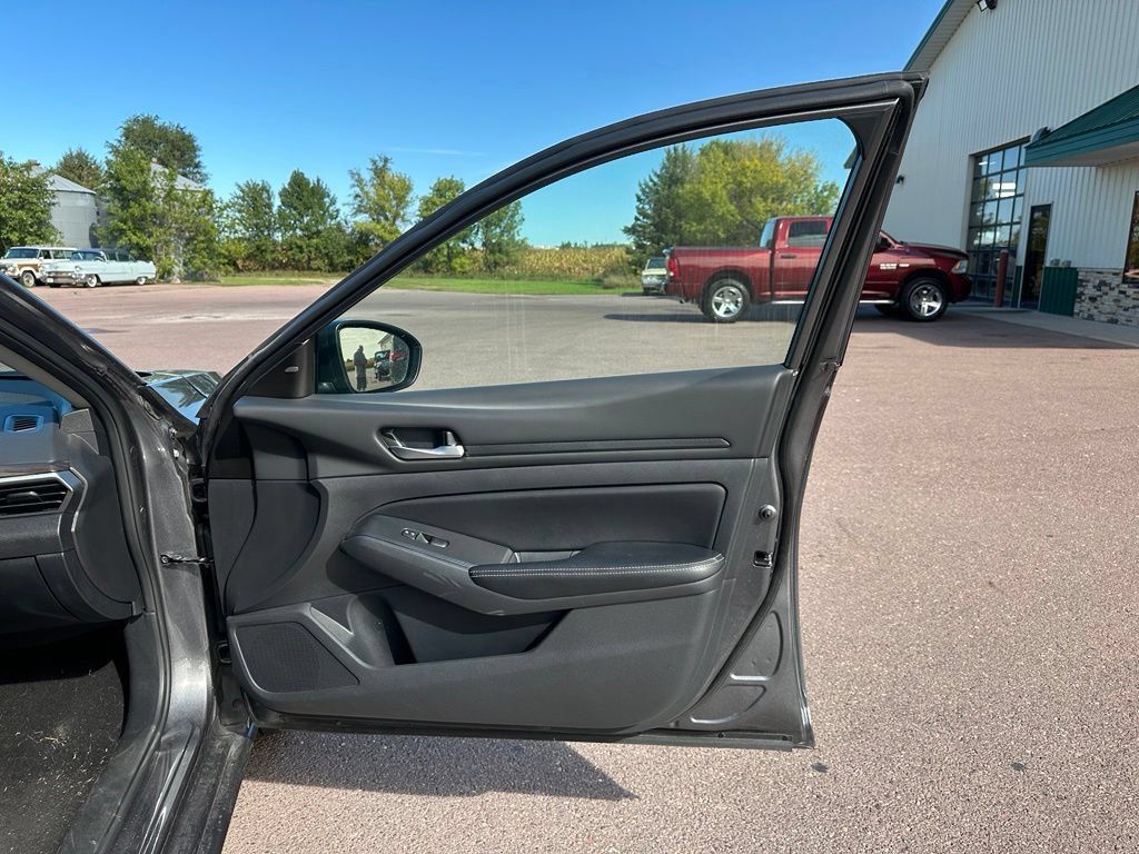 Used 2025 Nissan Altima 2.5 SV AWD/4WD image 28