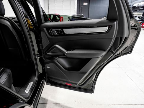 Used 2023 Porsche Cayenne Platinum Edition image 30