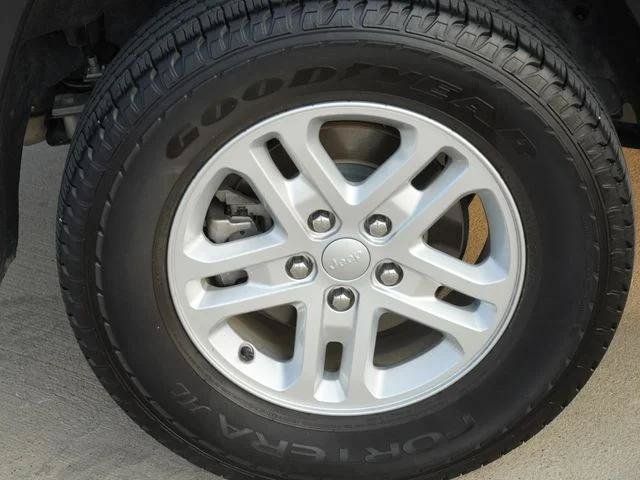 Certified 2024 Jeep Grand Cherokee Laredo RWD image 11