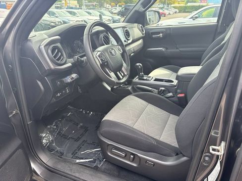 Used 2020 Toyota Tacoma TRD Off-Road AWD/4WD image 13