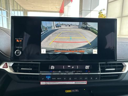 Used 2026 Toyota Sienna Limited FWD image 40