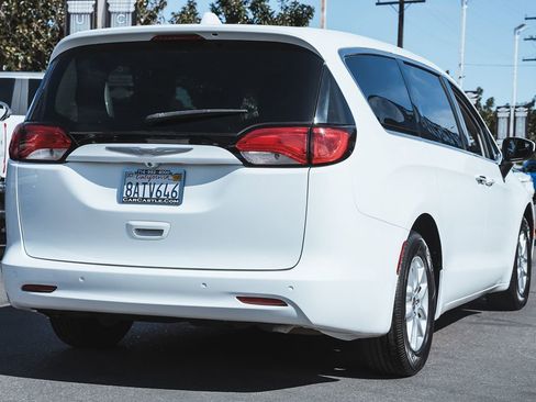 Used 2017 Chrysler Pacifica Touring image 6