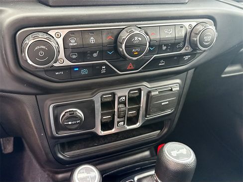 Used 2023 Jeep Wrangler Unlimited w/ Cold Weather Group image 16