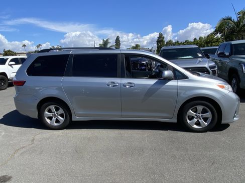 Used 2019 Toyota Sienna LE w/ Carpet Mat Package FWD image 2