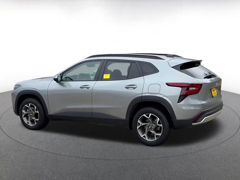 Used 2025 Chevrolet Trax LT FWD image 11