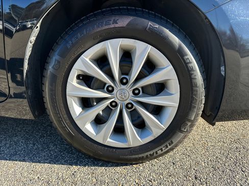 Used 2017 Toyota Camry SE image 12