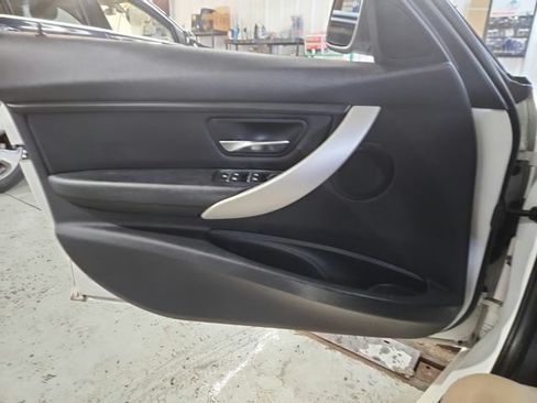 Used 2017 BMW 320i xDrive Sedan AWD/4WD image 18