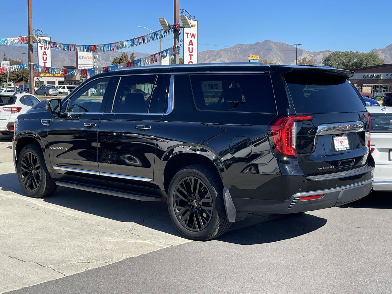 Used 2021 GMC Yukon XL SLT w/ SLT Luxury Plus Package AWD/4WD image 7