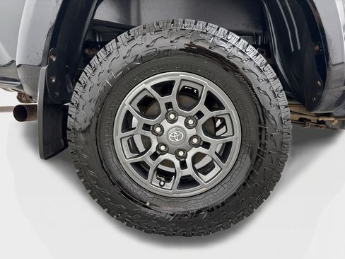 Used 2018 Toyota Tacoma SR5 AWD/4WD image 46
