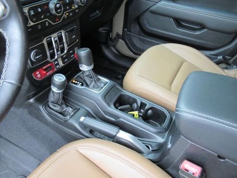 Used 2020 Jeep Gladiator Rubicon w/ Dual Top Group AWD/4WD image 18