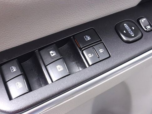 Used 2016 Toyota Camry XLE FWD image 25