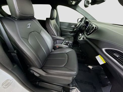 New 2026 Chrysler Pacifica Select w/ S Appearance Package image 28