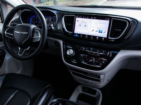 Used 2023 Chrysler Pacifica Touring-L FWD image 32